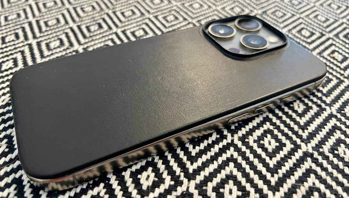 Nomad Magnetic Leather Back for iPhone 16 Pro review